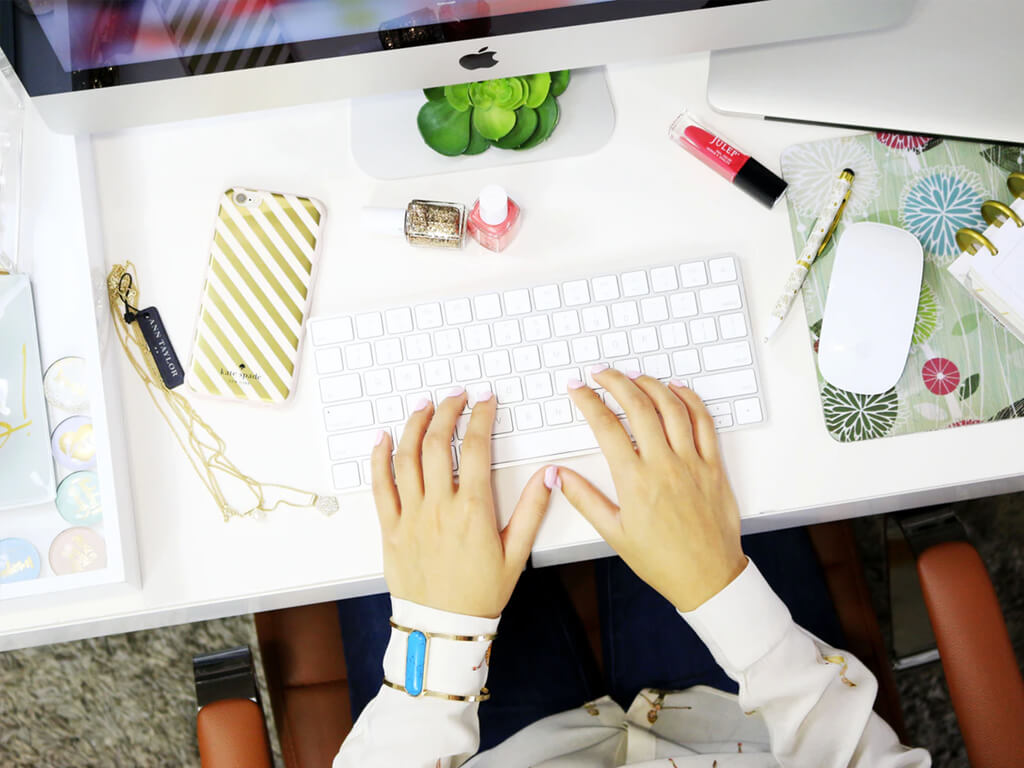 Tim IT profesional bekerja dengan teknologi modern