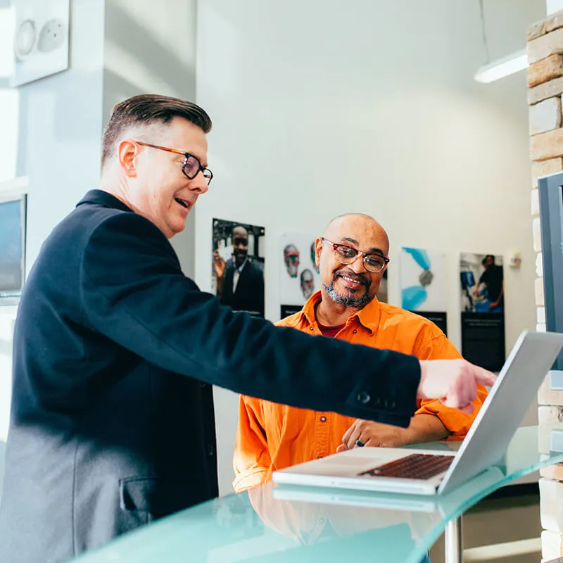 Tim SinergiTech bekerja sama untuk memberikan solusi IT terbaik